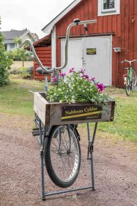 Cykel med vacker blomlåda utanför Nabbens Cyklar